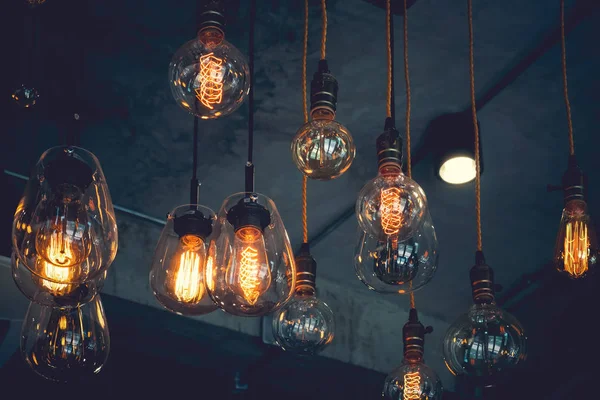 Güzel vintage lüks ışık lamba karanlıkta parlayan dekor asılı. Retro filtre efektini stilini.
