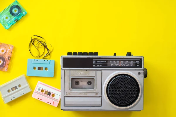 Vintage Radyo ve kaset çalar sarı arka plan, düz yatıyordu, üzerinde görünümü top. Retro teknoloji