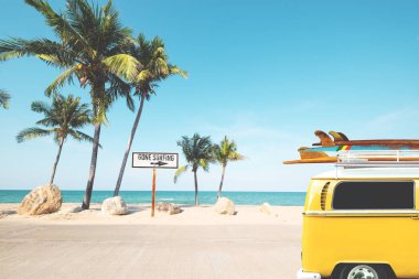Yaz aylarında tropik sahilde çatıda surfboard ile eski model araba. Plaj işareti gitti sörf için. Vintage etkisi renk filtresi.