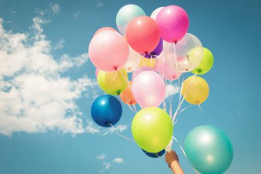 El tutma çok renkli balonları bir retro vintage instagram filtre efekti ile yapılır.