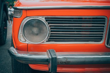 Eski model araba - araç vintage klasik tarzı Far lambası. Retro film renk filtre efekti.