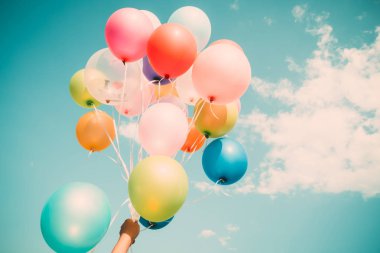 El tutma çok renkli balonları bir retro vintage instagram filtre efekti ile yapılır.