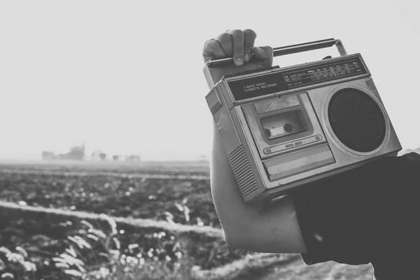 Foto Minnen Och Nostalgi Personer Med Vintage Radio Eller Cassette — Stockfoto