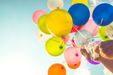 El tutma çok renkli balonları bir retro vintage instagram filtre efekti ile yapılır.