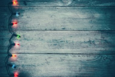 Vintage Noel ışıkları ampul dekorasyon eski ahşap tahta üzerinde. Neşeli Noel ve Yılbaşı tatil arka plan. Vintage renk tonu.