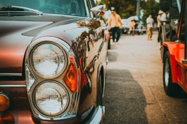 Eski model araba - araç vintage klasik tarzı Far lambası. Retro film renk filtre efekti.