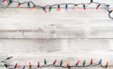 Noel ışıkları ampul dekorasyon Beyaz ahşap tahta üzerinde. Neşeli Noel ve Yılbaşı tatil arka plan. Vintage renk tonu.