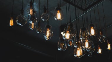 Güzel vintage lüks karanlıkta parlayan dekor asılı ampul. Retro filtre efektini stilini.