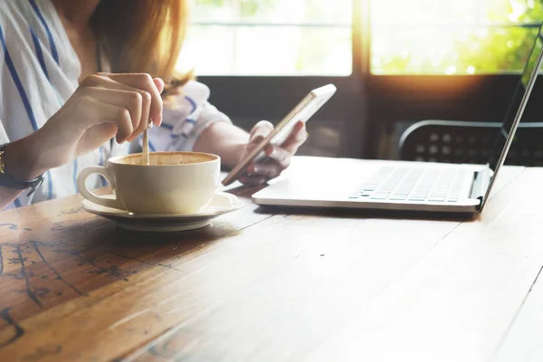 Hipster Mujer Usando Portátil Móvil Joven Empresaria Que Trabaja Cafetería —  Fotos de Stock