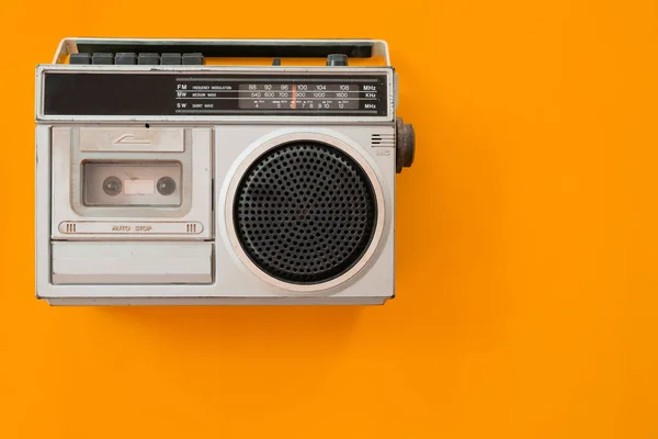Vintage Radio Und Kassettenspieler Auf Farbigem Hintergrund Flach Gelegt Draufsicht — Stockfoto