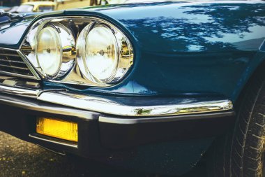 Eski model araba - araç vintage klasik tarzı Far lambası. Retro film renk filtre efekti.