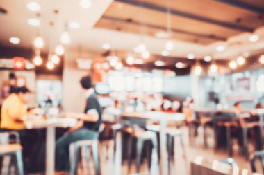 Coffee shop alışveriş merkezinde oturan insanların arka plan bulanık. Retro filtre efekti.