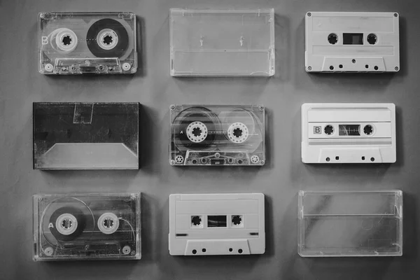 ビンテージ テープ カセット レコーダーの Callection 黒と白の色 フラット横たわっていた トップ ビュー レトロな技術 — ストック写真