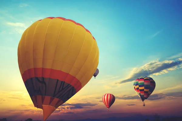 Gün Batımında Gökyüzünde Uçan Renkli Sıcak Hava Balonu Seyahat Hava — Stok fotoğraf