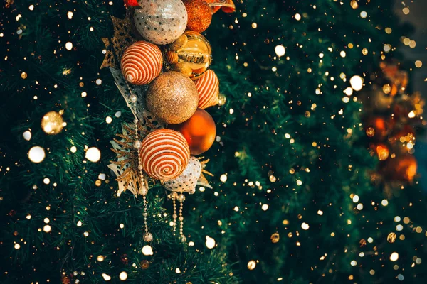 Kerstboom Met Bal Decoratie Met Licht Boom Kerstmis Nieuwjaar Vakantie — Stockfoto