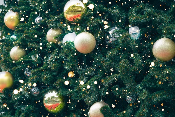 Vintage Christmas Tree Met Gouden Bal Ornament Decoratie Sparkle Licht — Stockfoto