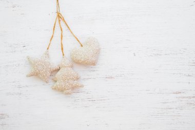 Noel arka plan - beyaz ahşap ve kopya alan tasarım üzerinde asılı rustik Noel süs.