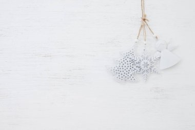 Noel arka plan - beyaz tahtaya asılı rustik Noel süs metal ve alan tasarım kopyalama.
