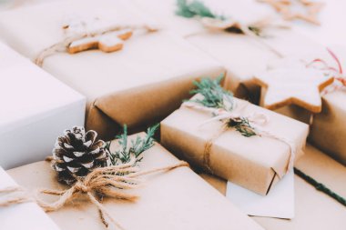 Merry Christmas ve yeni yıl tatil için Noel el yapımı hediye etiketi ile. Rustik zanaat hediye kutuları. Vintage renk tonu görüntü.