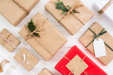 Noel rustik mevcut Hediyelik kutular toplama etiketi ile neşeli Noel ve yeni yıl tatil için. Yukarıdan görüntüleyin. Yaratıcı düz düzen ve üstten görünüm kompozisyon tasarımı.