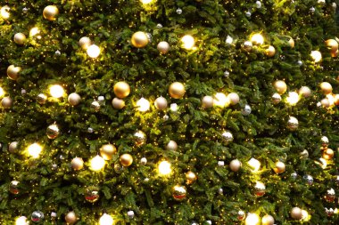 Altın ile Vintage Noel ağacı süsleme top ve ışık ışıltı. Noel ve Yılbaşı tatil arka plan. 