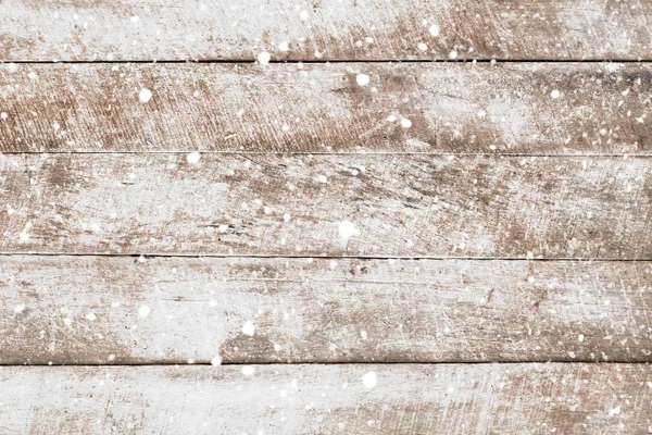 老式的白色木墙与雪下降 圣诞节乡村背景 冬季场景 — 图库照片