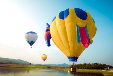 Fantazi sıcak hava balonu tepe üzerinde uçan. seyahat ve hava ulaşım kavramı - balon karnaval Tayland