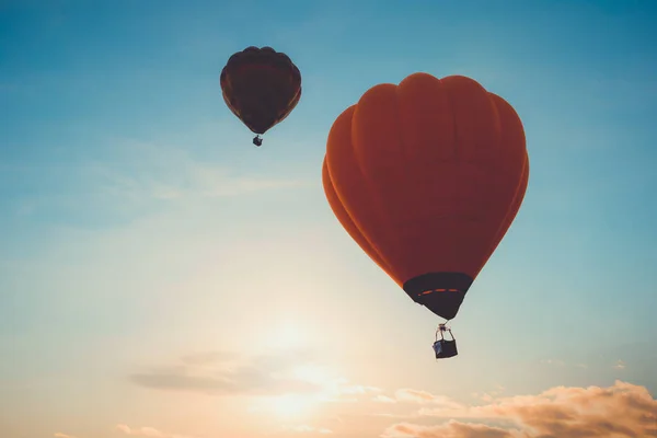 Balão Quente Voando Céu Pôr Sol Conceito Viagem Transporte Aéreo — Fotografia de Stock