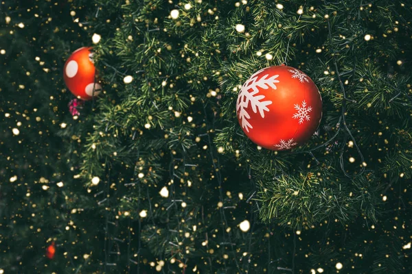 Árbol Navidad Vintage Con Decoración Bolas Rojas Luz Brillante Navidad — Foto de Stock