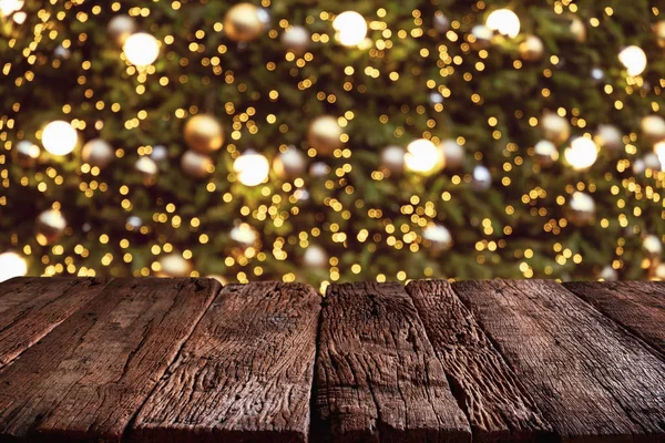 Рождественский Новогодний Фон Пустым Деревянным Столом Над Размытой Рождественской Ёлкой — стоковое фото
