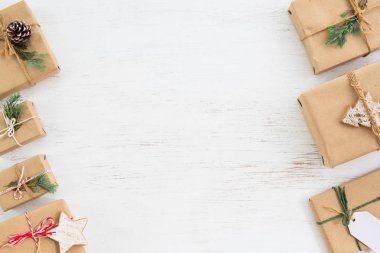 Noel arka plan - Merry Christmas ve yeni yıl tatil için etiketi ile el yapımı mevcut hediye kutuları. Yaratıcı düz düzen ve kenarlık ve kopya alan tasarım ile üstten görünüm kompozisyon.