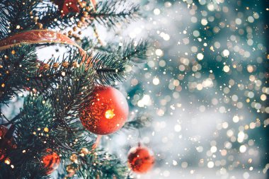 Kırmızı top süsleme ve dekorasyon, ışıltı ışık ile Noel ağacı. Noel ve Yılbaşı tatil arka plan. Vintage renk tonu.