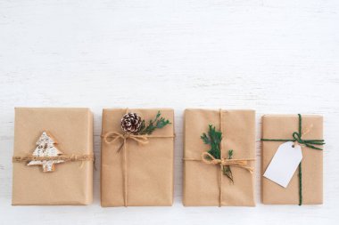 Noel rustik mevcut Hediyelik kutular toplama etiketi ile neşeli Noel ve yeni yıl tatil için. Yukarıdan görüntüleyin. Yaratıcı düz düzen ve üstten görünüm kompozisyon tasarımı.