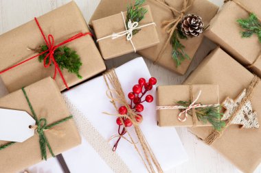 Noel rustik mevcut Hediyelik kutular toplama etiketi ile neşeli Noel ve yeni yıl tatil için. Yukarıdan görüntüleyin. üstten görünüm kompozisyon tasarımı.