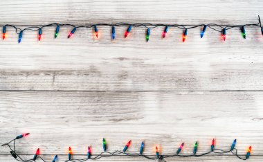 Noel ışıkları ampul dekorasyon Beyaz ahşap tahta üzerinde. Neşeli Noel ve Yılbaşı tatil arka plan. Vintage renk tonu.