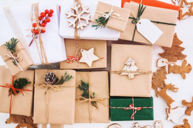 Noel rustik mevcut Hediyelik kutular toplama etiketi ile neşeli Noel ve yeni yıl tatil için. Yukarıdan görüntüleyin. üstten görünüm kompozisyon tasarımı.