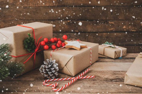 Handgemaakte Kerstcadeau Met Tag Voor Vrolijke Kerstmis Nieuwjaar Vakantie Rustieke — Stockfoto