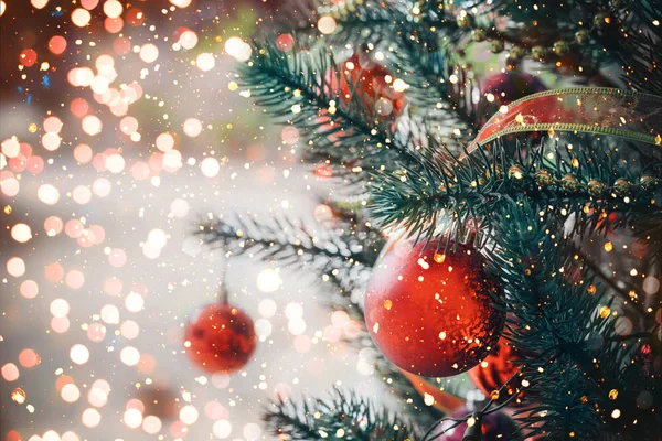 Kerstboom Met Rode Bal Ornament Decoratie Sparkle Licht Kerstmis Nieuwjaar — Stockfoto