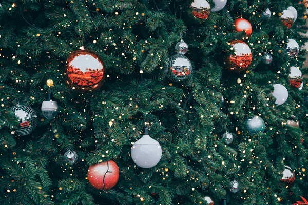 Árbol Navidad Vintage Con Adorno Bola Roja Decoración Luz Brillante —  Fotos de Stock