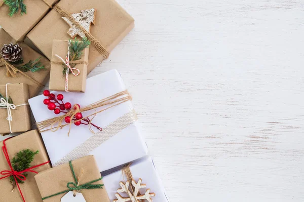 Kerstmis Achtergrond Handgemaakte Aanwezig Geschenkdozen Met Tag Voor Vrolijke Kerstmis — Stockfoto