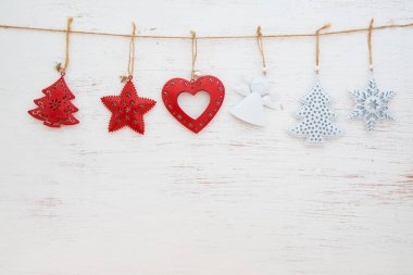 Noel arka plan - beyaz tahtaya asılı rustik Noel süs metal ve alan tasarım kopyalama.