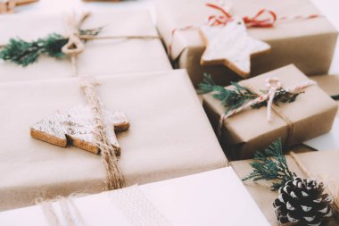 Merry Christmas ve yeni yıl tatil için Noel el yapımı hediye etiketi ile. Rustik zanaat hediye kutuları. Vintage renk tonu görüntü.