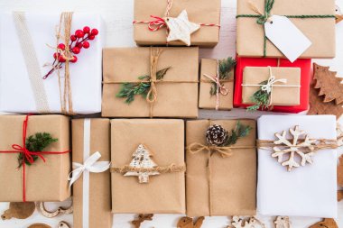 Noel rustik mevcut Hediyelik kutular toplama etiketi ile neşeli Noel ve yeni yıl tatil için. Yukarıdan görüntüleyin. üstten görünüm kompozisyon tasarımı.