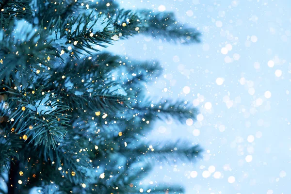 Penutup Pohon Natal Dengan Cahaya Serpihan Salju Latar Belakang Liburan — Stok Foto
