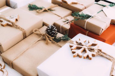 Merry Christmas ve yeni yıl tatil için Noel el yapımı hediye etiketi ile. Rustik zanaat hediye kutuları. Vintage renk tonu görüntü.