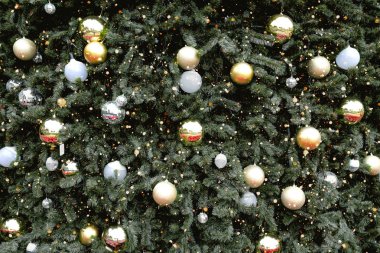 Altın top süsleme ve dekorasyon, ışıltı ışık ile Vintage Noel ağacı. Noel ve Yılbaşı tatil arka plan. Vintage renk tonu.