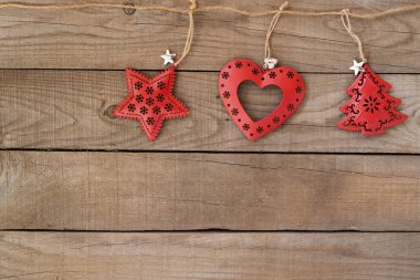 Rustik Noel dekoratif, ahşap duvar arka plan üzerinde asılı Xmas süsleme. Vintage tarzı.