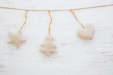 Noel arka plan - beyaz ahşap ve kopya alan tasarım üzerinde asılı rustik Noel süs.