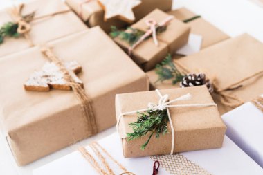 Merry Christmas ve yeni yıl tatil için Noel el yapımı hediye etiketi ile. Rustik zanaat hediye kutuları. Vintage renk tonu görüntü.