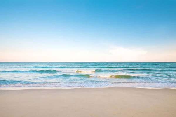 Красивий Тропічний Пляж Морський Пейзаж Сонячним Світлом Влітку Пейзаж Узбережжя — стокове фото
